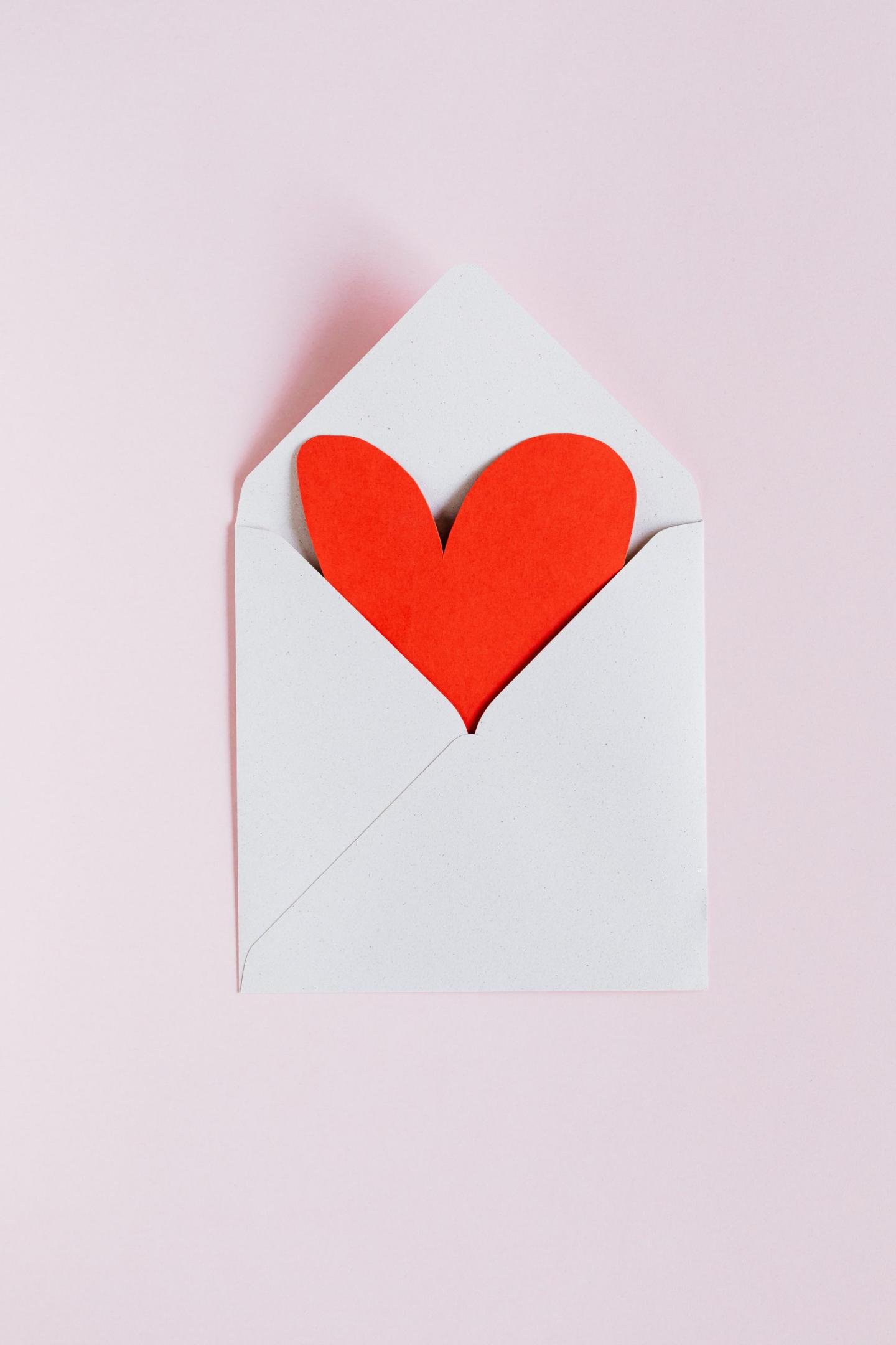 enveloppe avec un coeur qui en sort